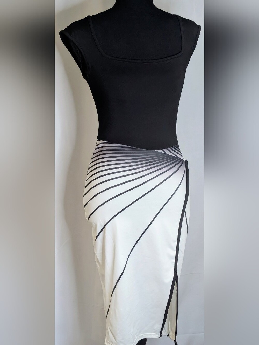 Black & White Abstract Bodycon Slit Midi Dress | Curve Hugging | Size S